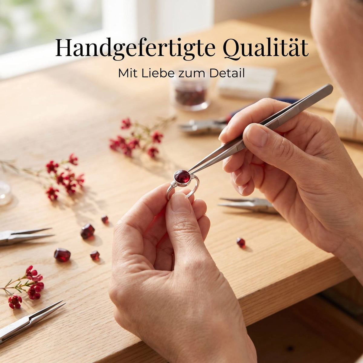 Handgefertigter Silberring mit Granat bei der Schmuckherstellung