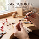 [KI] Handgefertigter Silberring mit Granat bei der Schmuckherstellung