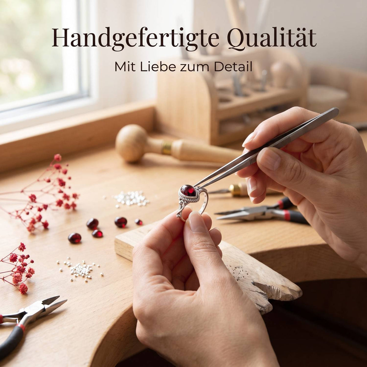 Handgefertigter Silberring mit Granat bei der Schmuckherstellung