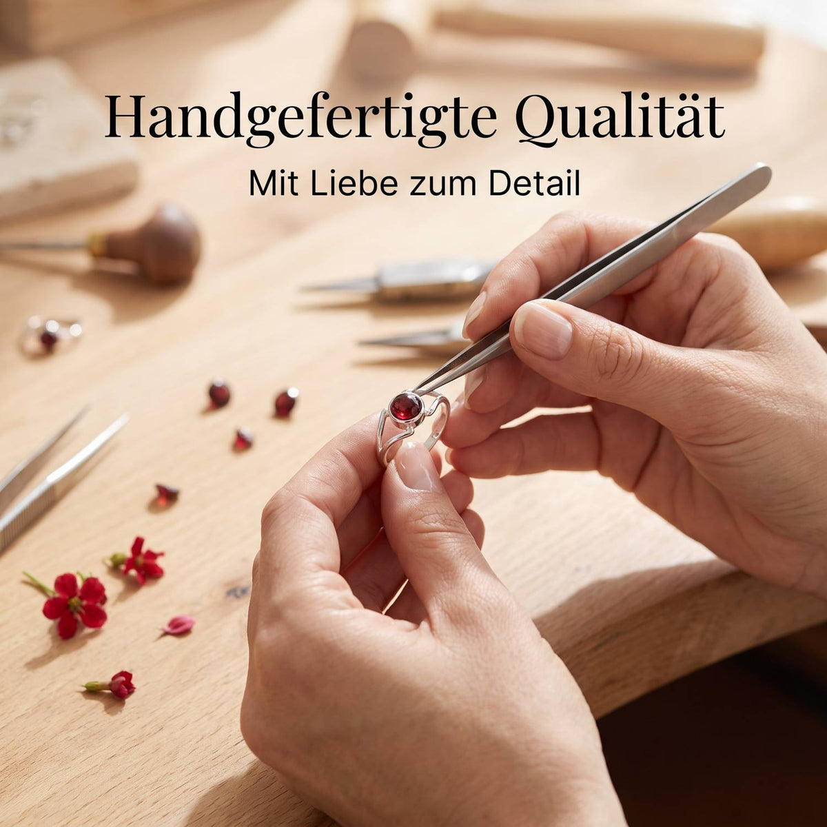 Handgefertigter Silberring mit Granat bei der Schmuckherstellung