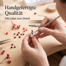 [KI] Handgefertigter Silberring mit Granat bei der Schmuckherstellung