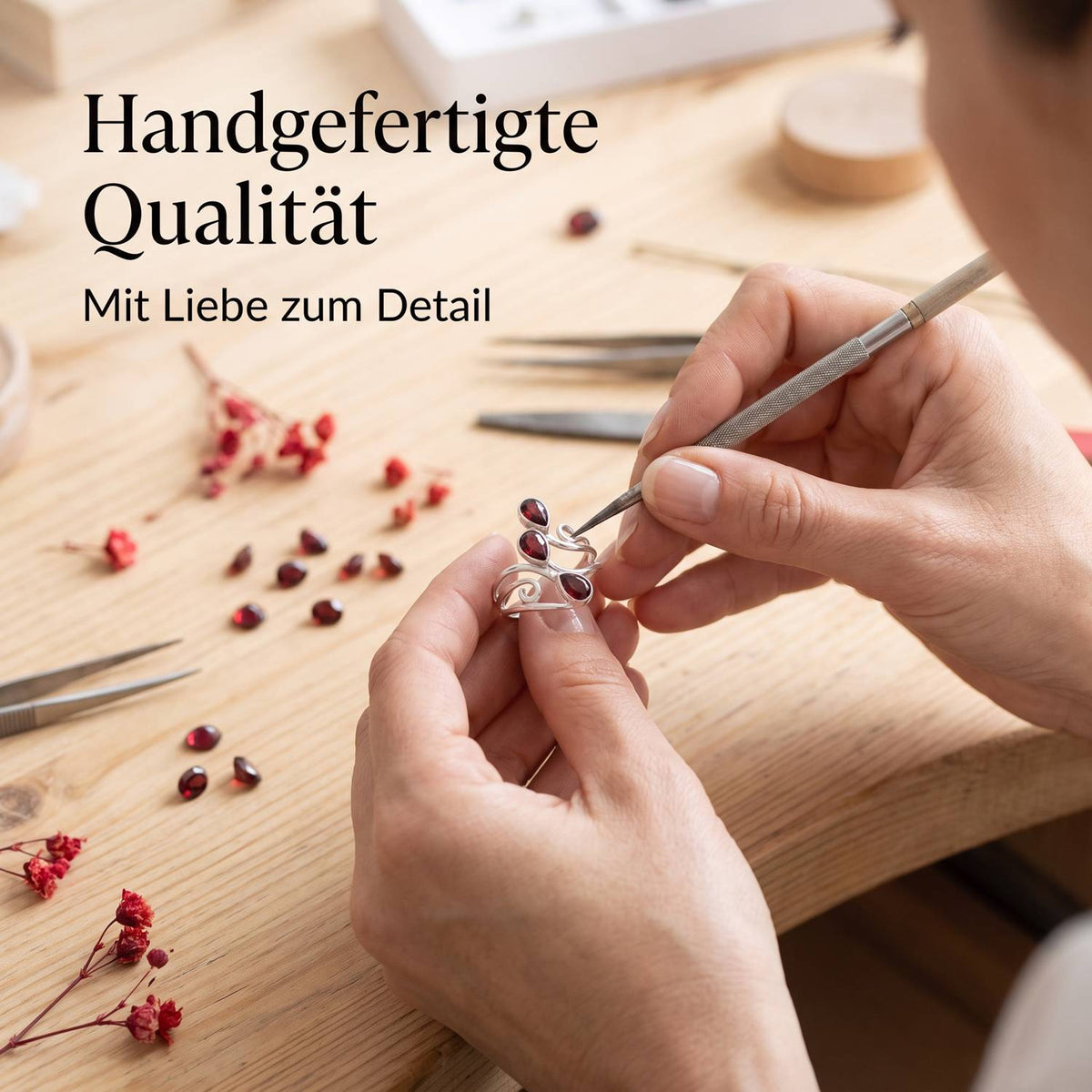 Handgefertigter Silberring mit Granat bei der Schmuckherstellung