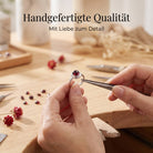 [KI] Handgefertigter Silberring mit Granat bei der Schmuckherstellung