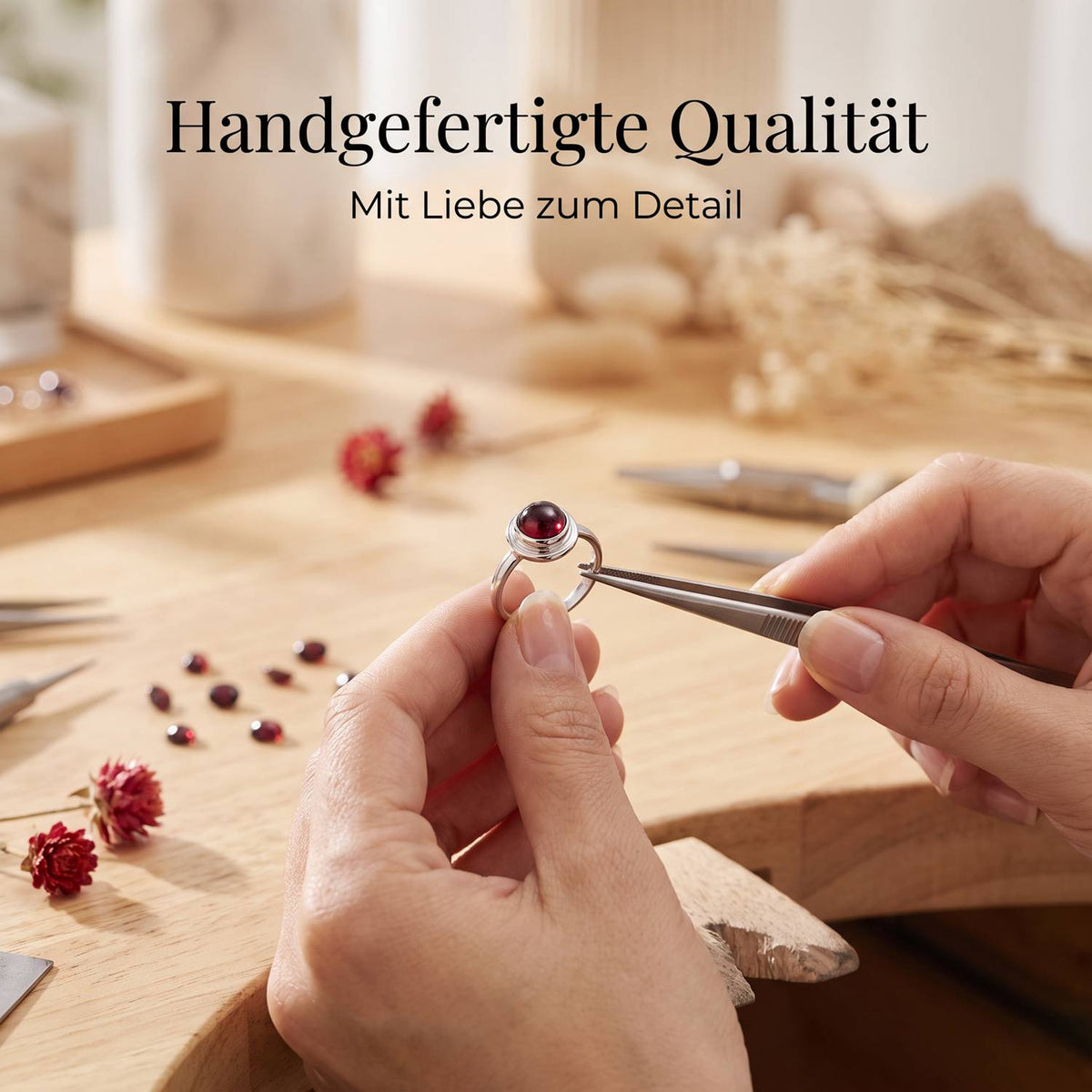 Handgefertigter Silberring mit Granat bei der Schmuckherstellung