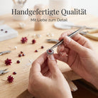 [KI] Handgefertigter Silberring mit Granat bei der Schmuckherstellung