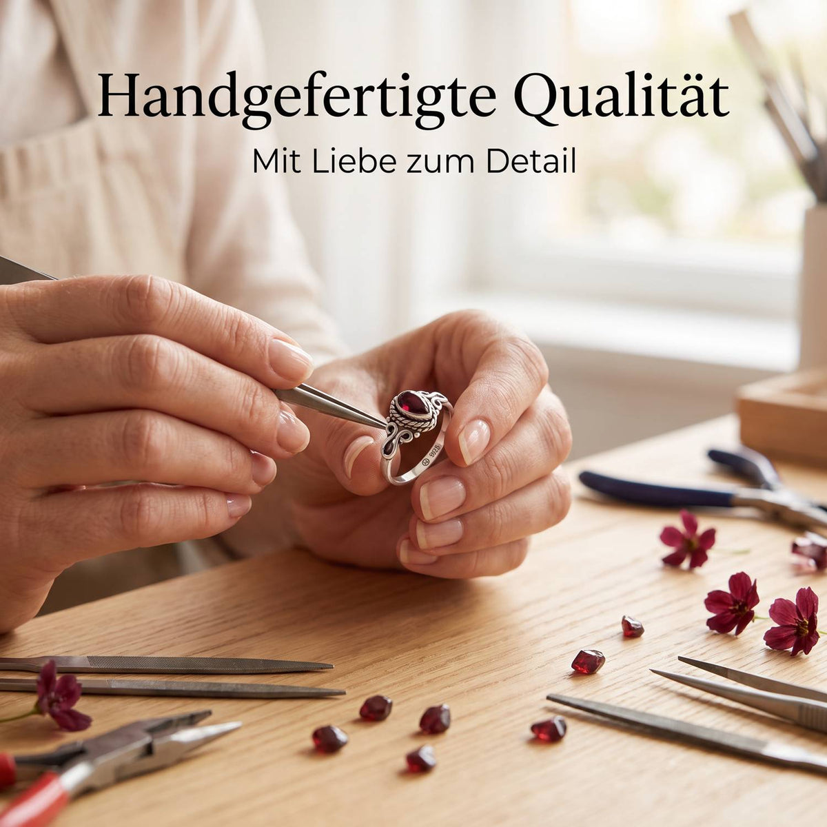 Handgefertigter Silberring mit Granat bei der Schmuckherstellung