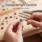 [KI] Handgefertigter Silberring mit Granat bei der Schmuckherstellung