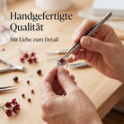 [KI] Handgefertigter Silberring mit Granat bei der Schmuckherstellung