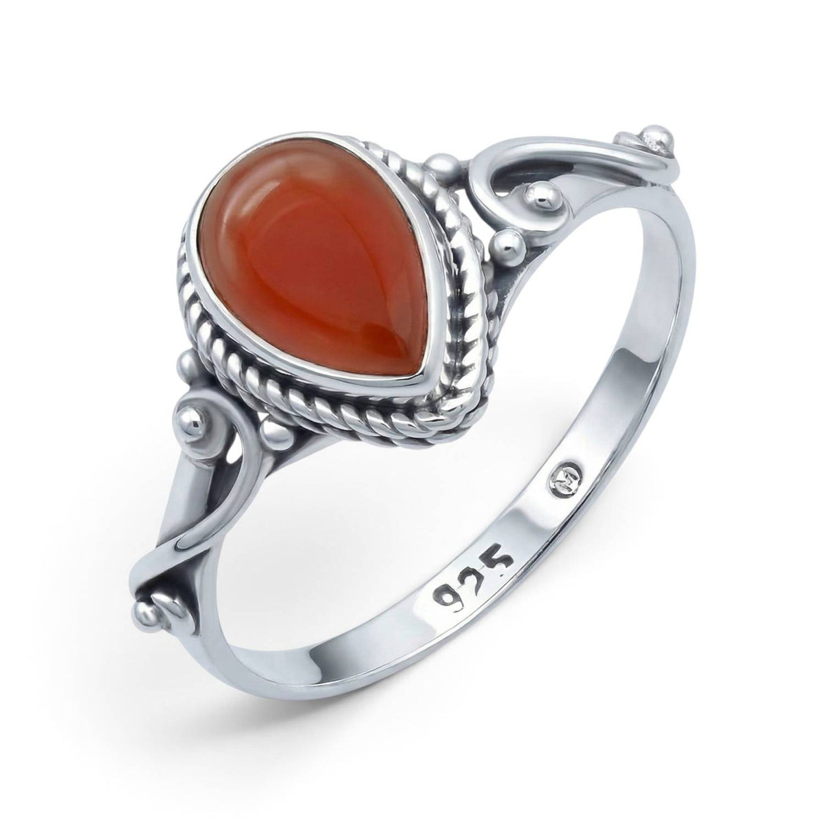 Karneolring aus Silber auf weißem Hintergrund