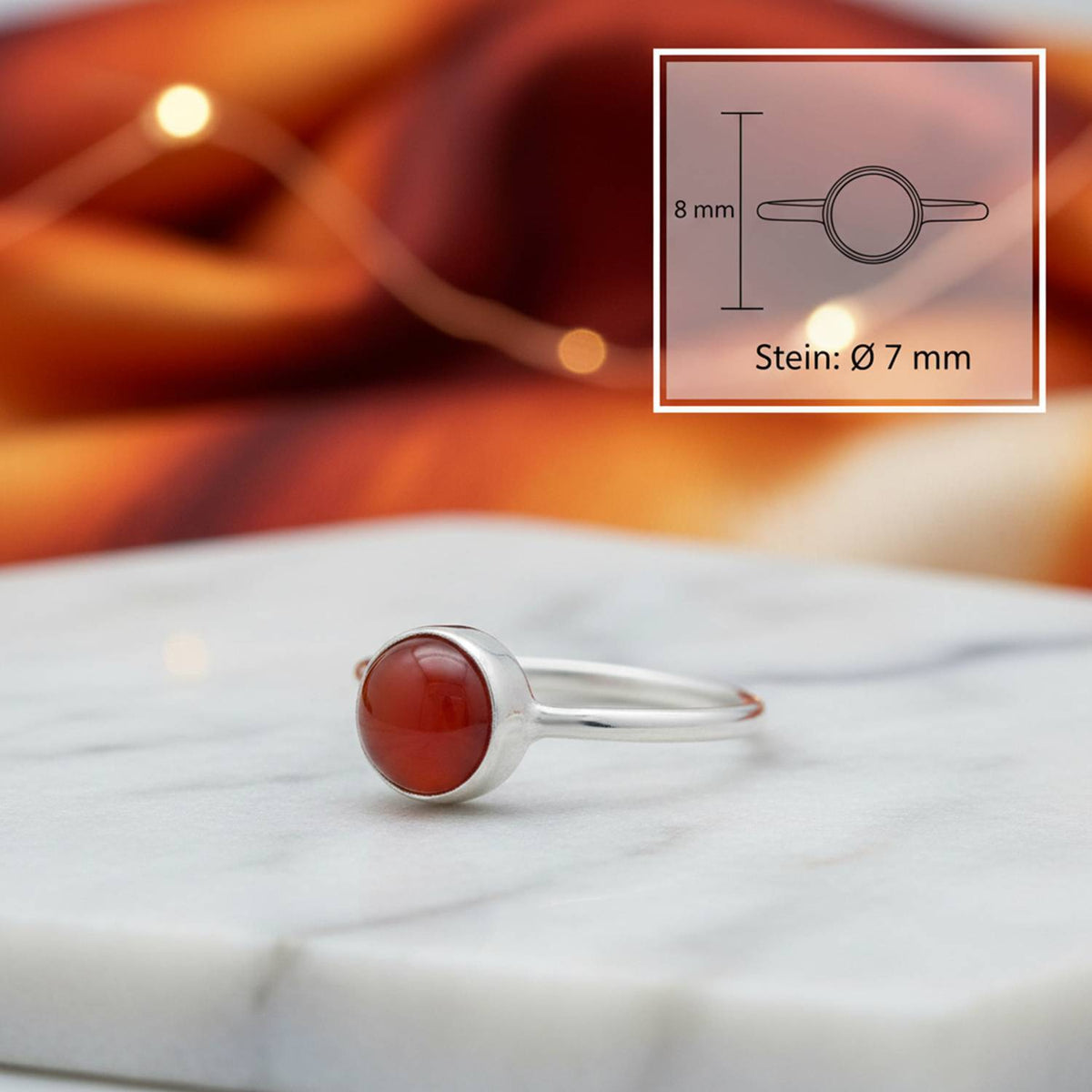 Karneolring aus Silber mit Maßangaben zu Ring und Edelstein
