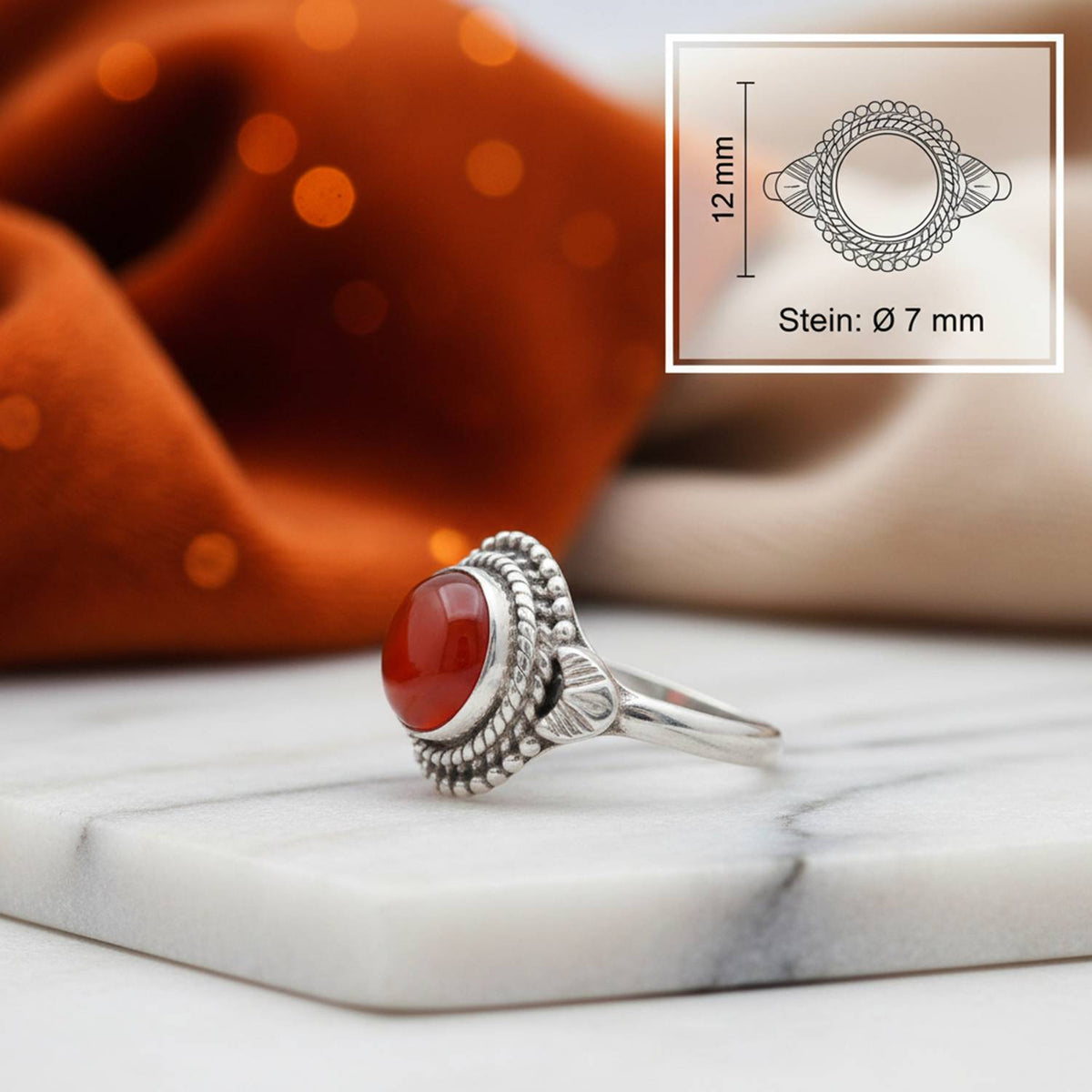 Karneolring aus Silber mit Maßangaben zu Ring und Edelstein