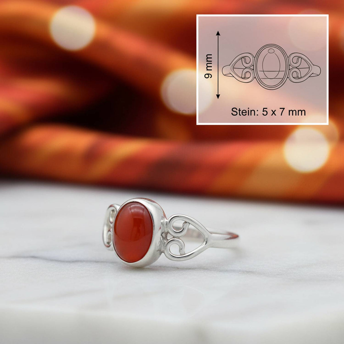 Karneolring aus Silber mit Maßangaben zu Ring und Edelstein