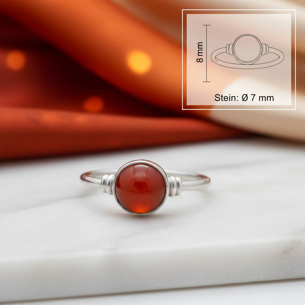 Karneolring aus Silber mit Maßangaben zu Ring und Edelstein