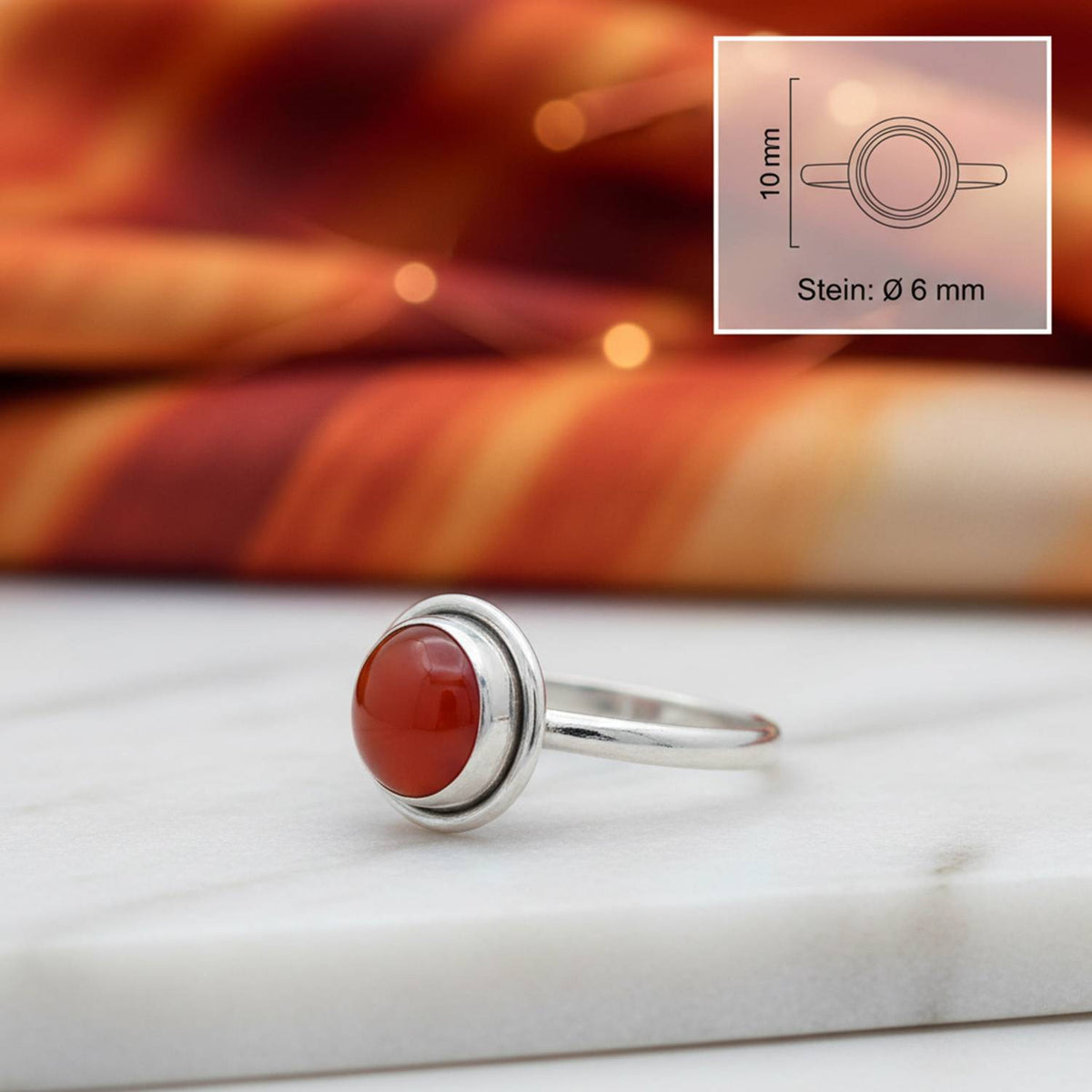 Karneolring aus Silber mit Maßangaben zu Ring und Edelstein