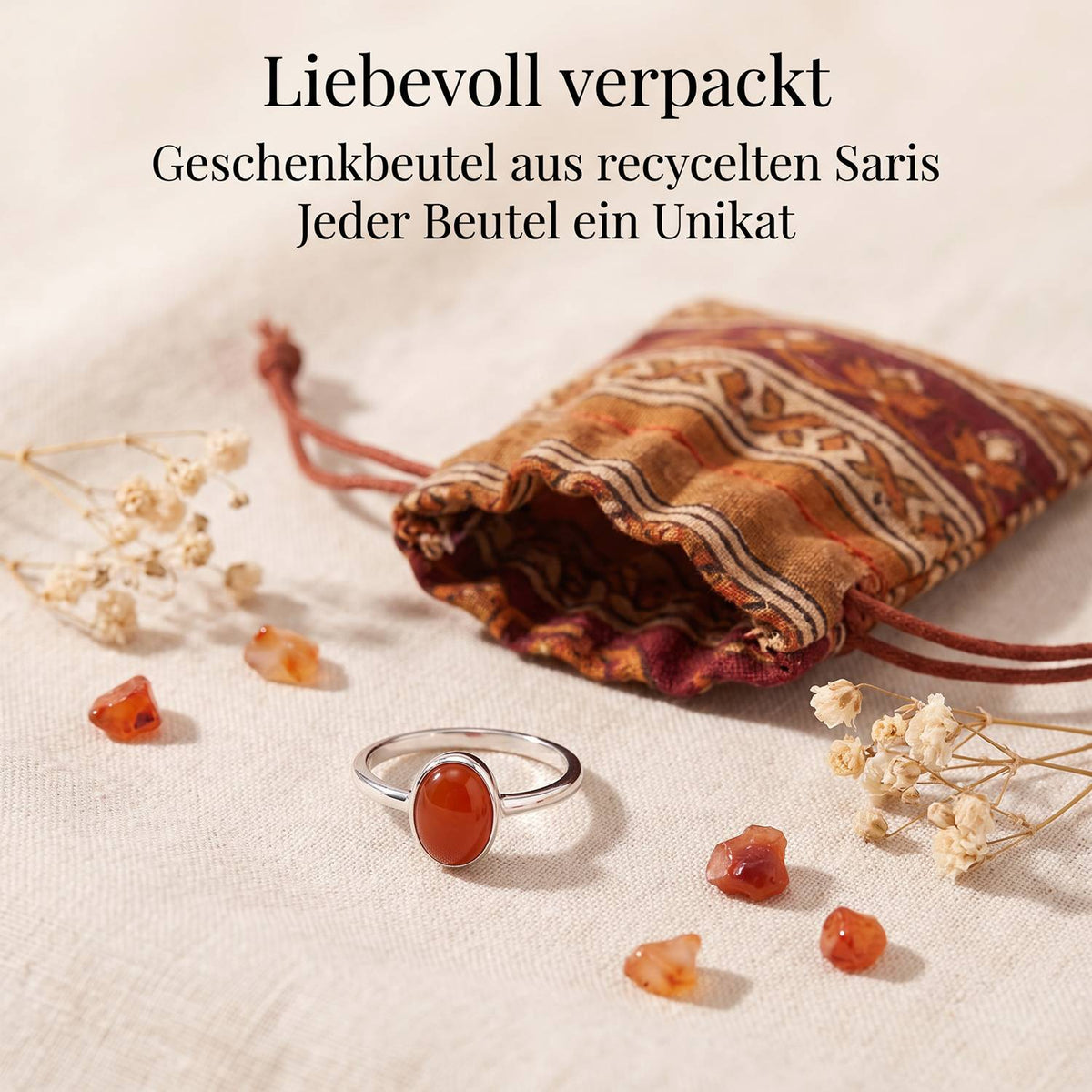 Silberring mit Karneol und Geschenkbeutel aus recyceltem Sari
