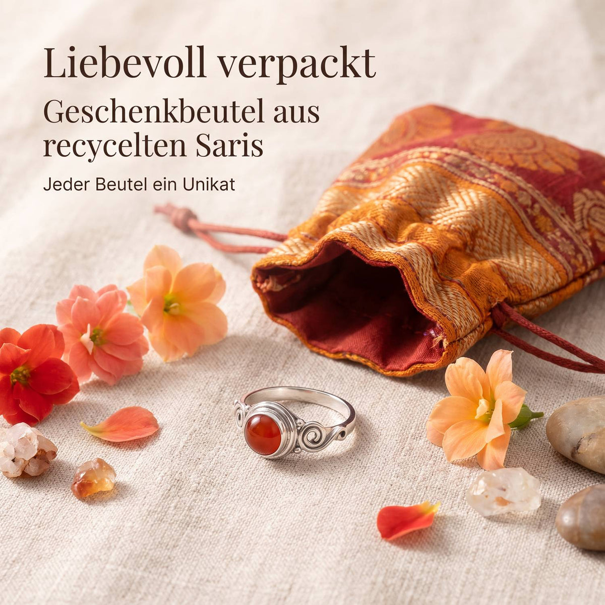 Silberring mit Karneol und Geschenkbeutel aus recyceltem Sari