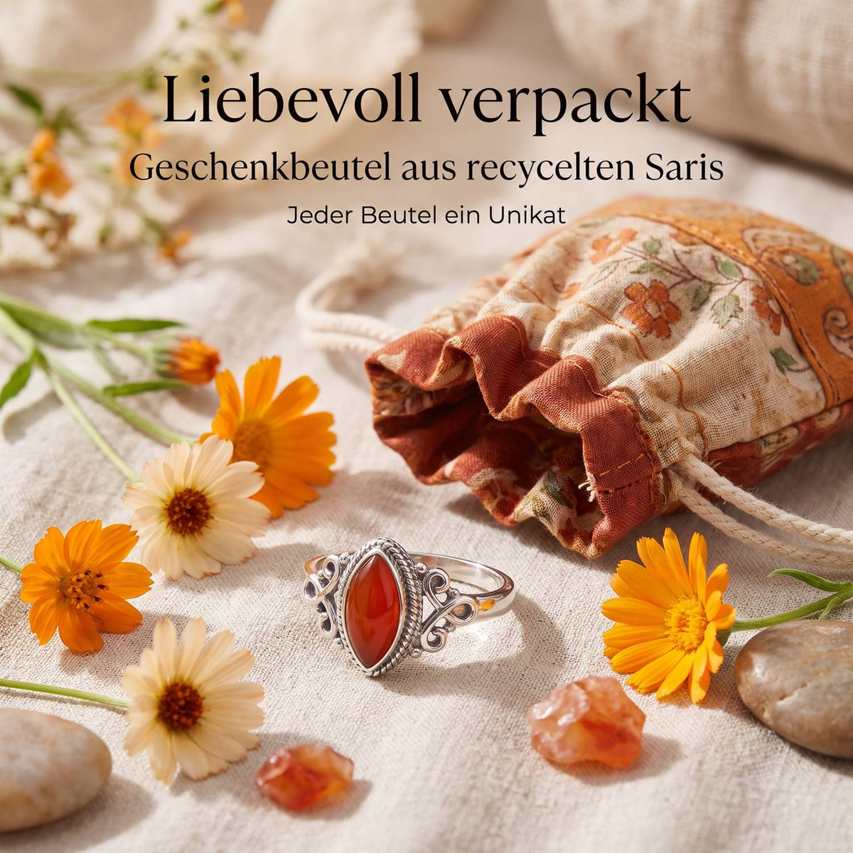 Silberring mit Karneol und Geschenkbeutel aus recyceltem Sari