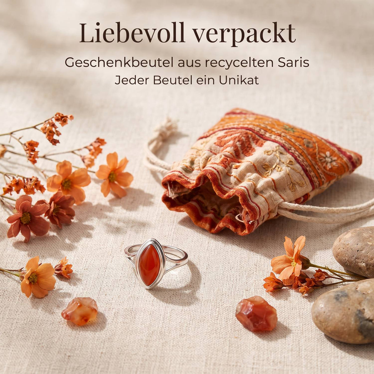 Silberring mit Karneol und Geschenkbeutel aus recyceltem Sari
