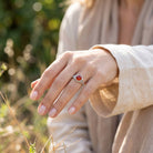 [KI] Karneolring aus Silber getragen an der Hand im Freien