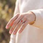 [KI] Karneolring aus Silber getragen an der Hand im Freien