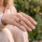 [KI] Karneolring aus Silber getragen an der Hand im Freien