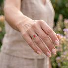 [KI] Karneolring aus Silber getragen an der Hand im Freien