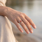 [KI] Karneolring aus Silber getragen an der Hand im Freien