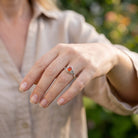 [KI] Karneolring aus Silber getragen an der Hand im Freien
