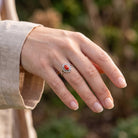 [KI] Karneolring aus Silber getragen an der Hand im Freien