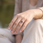 [KI] Karneolring aus Silber getragen an der Hand im Freien