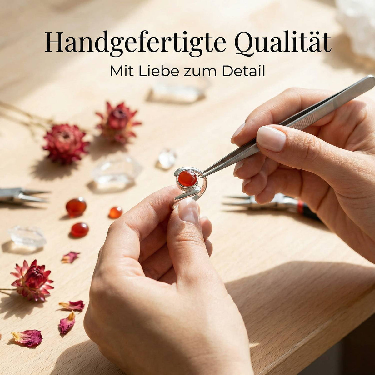 Handgefertigter Silberring mit Karneol bei der Schmuckherstellung