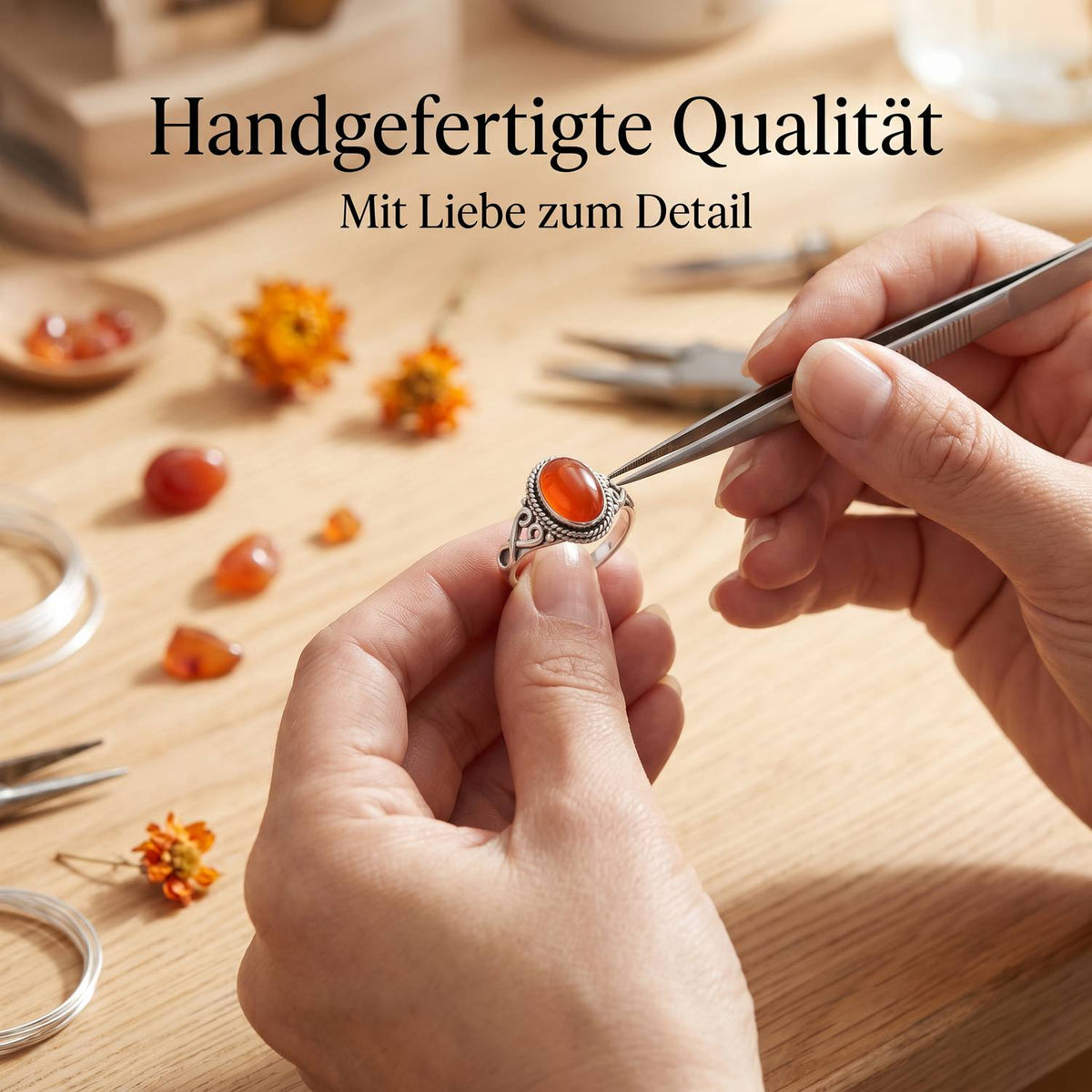 Handgefertigter Silberring mit Karneol bei der Schmuckherstellung
