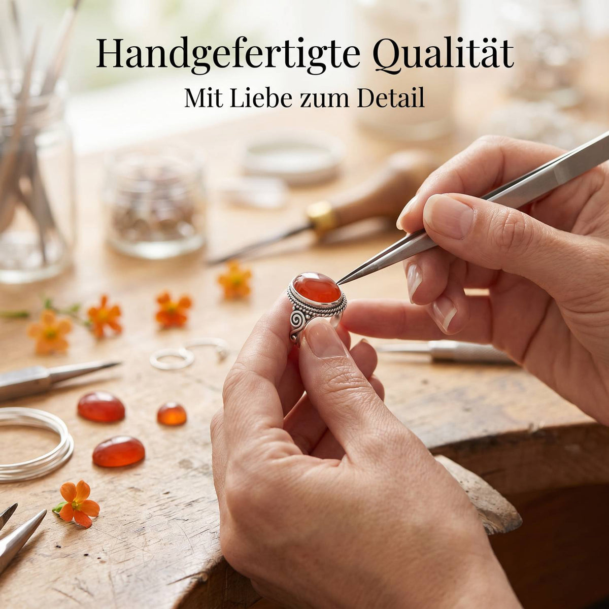 Handgefertigter Silberring mit Karneol bei der Schmuckherstellung