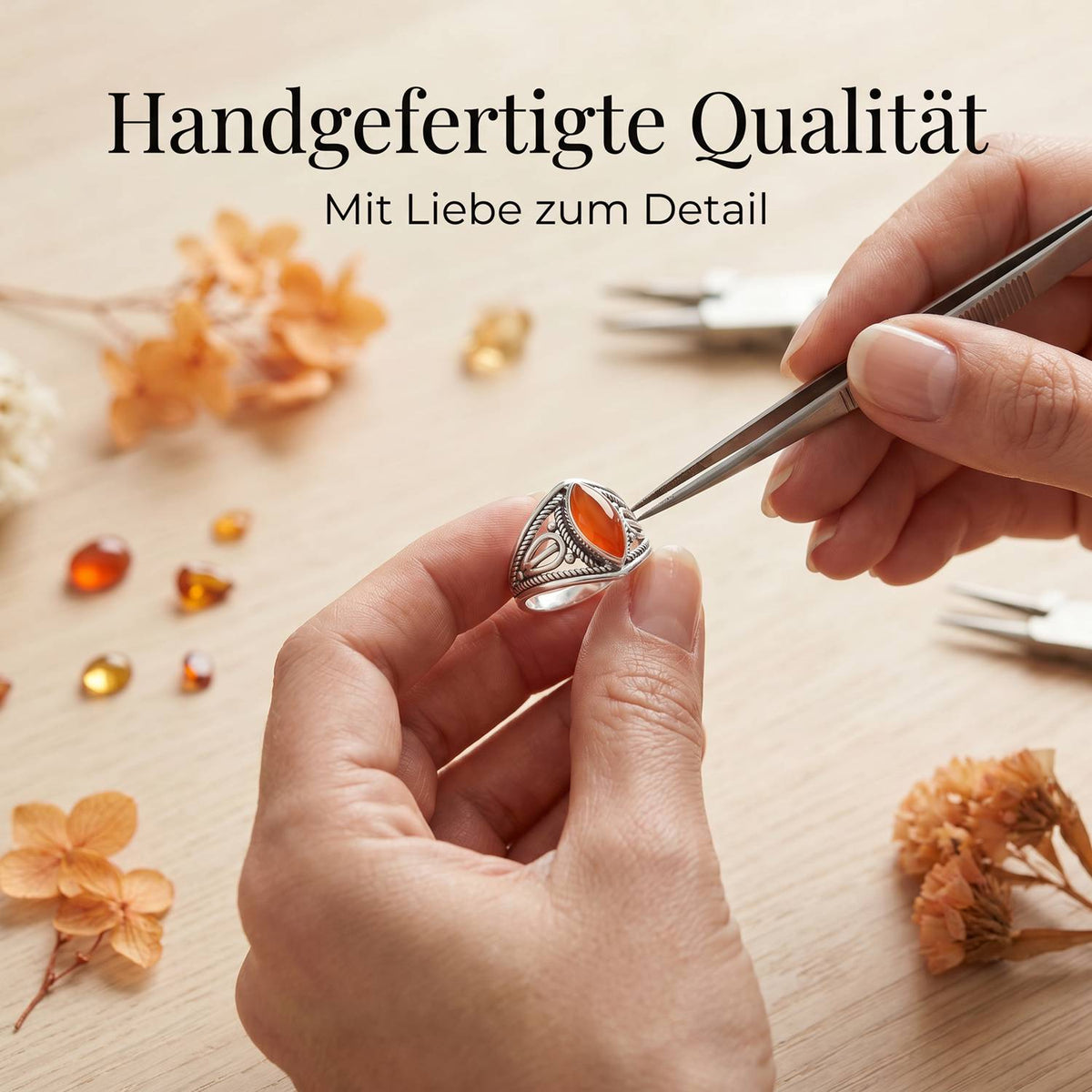 Handgefertigter Silberring mit Karneol bei der Schmuckherstellung