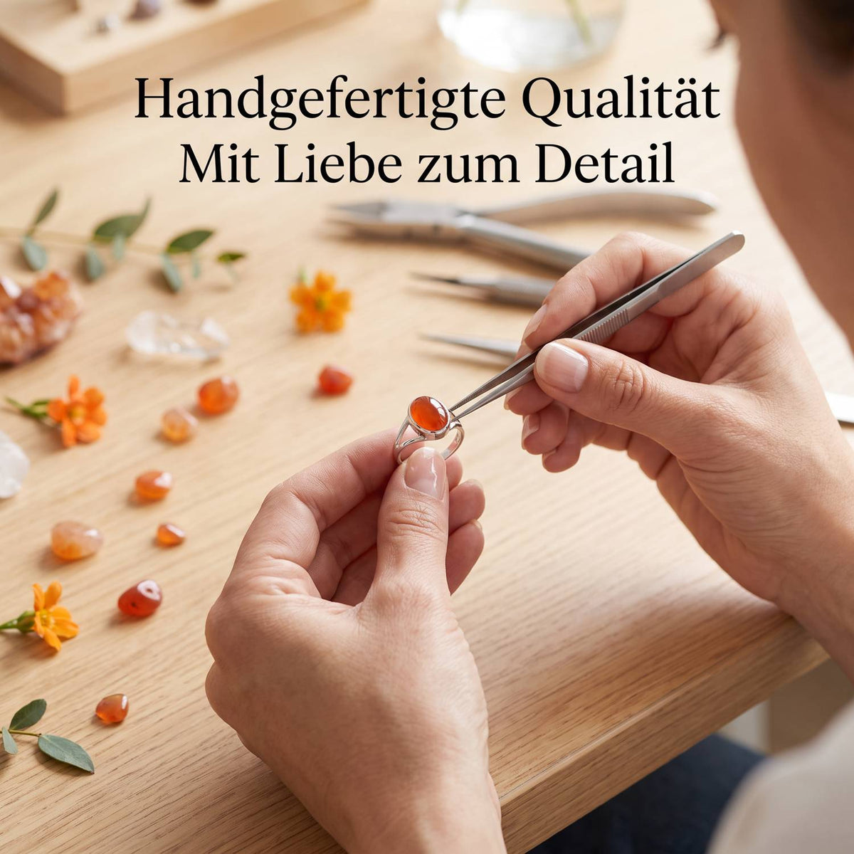 Handgefertigter Silberring mit Karneol bei der Schmuckherstellung