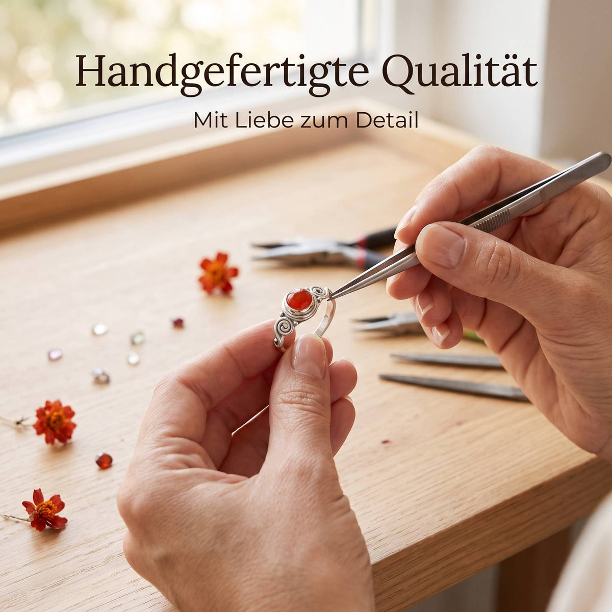 Handgefertigter Silberring mit Karneol bei der Schmuckherstellung