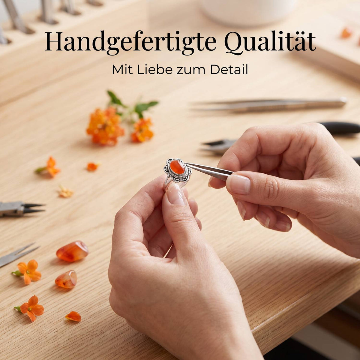 Handgefertigter Silberring mit Karneol bei der Schmuckherstellung