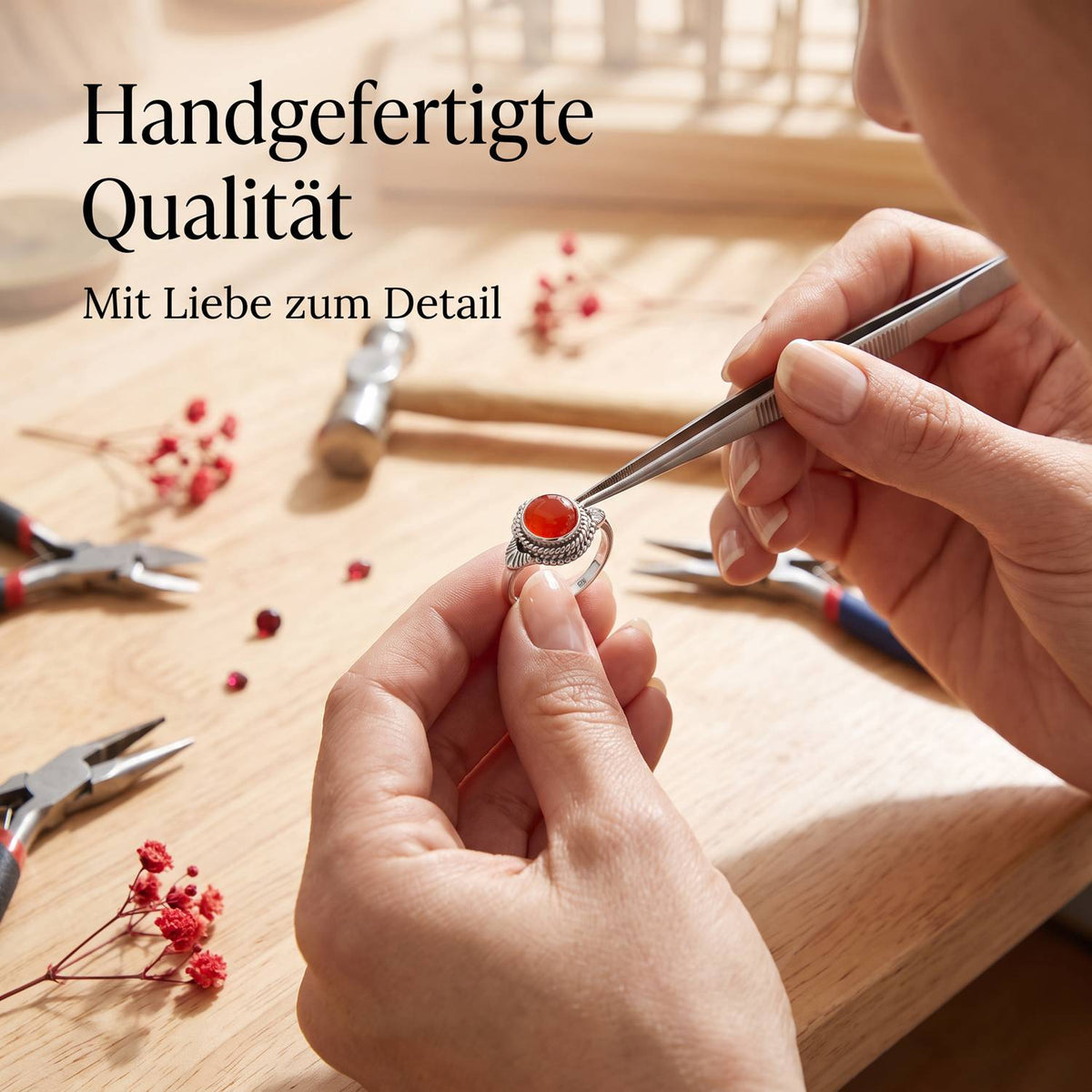 Handgefertigter Silberring mit Karneol bei der Schmuckherstellung