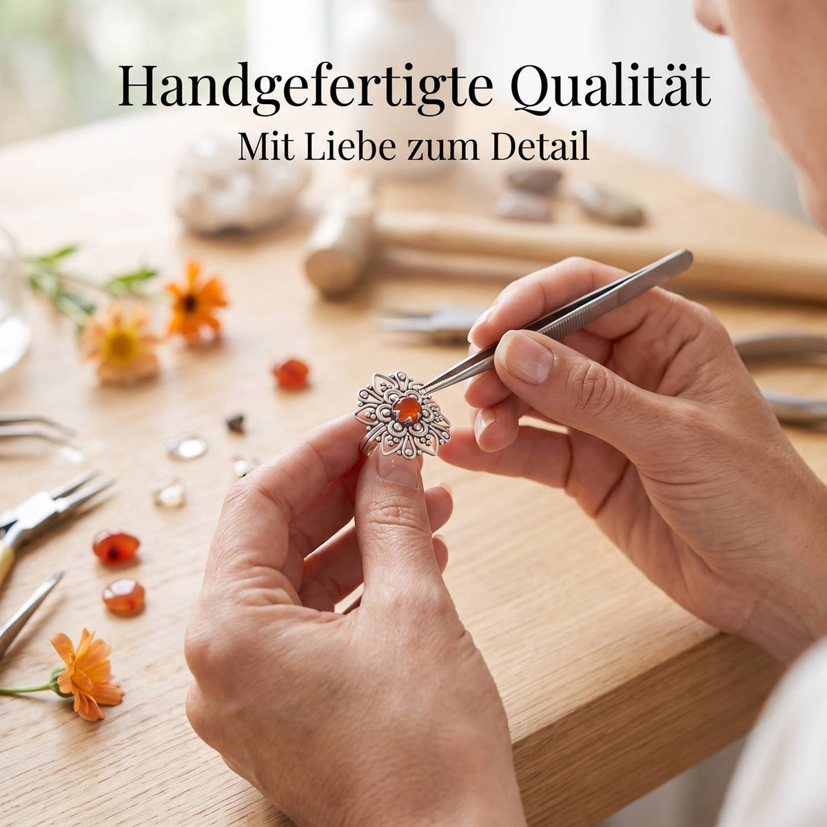 Handgefertigter Silberring mit Karneol bei der Schmuckherstellung