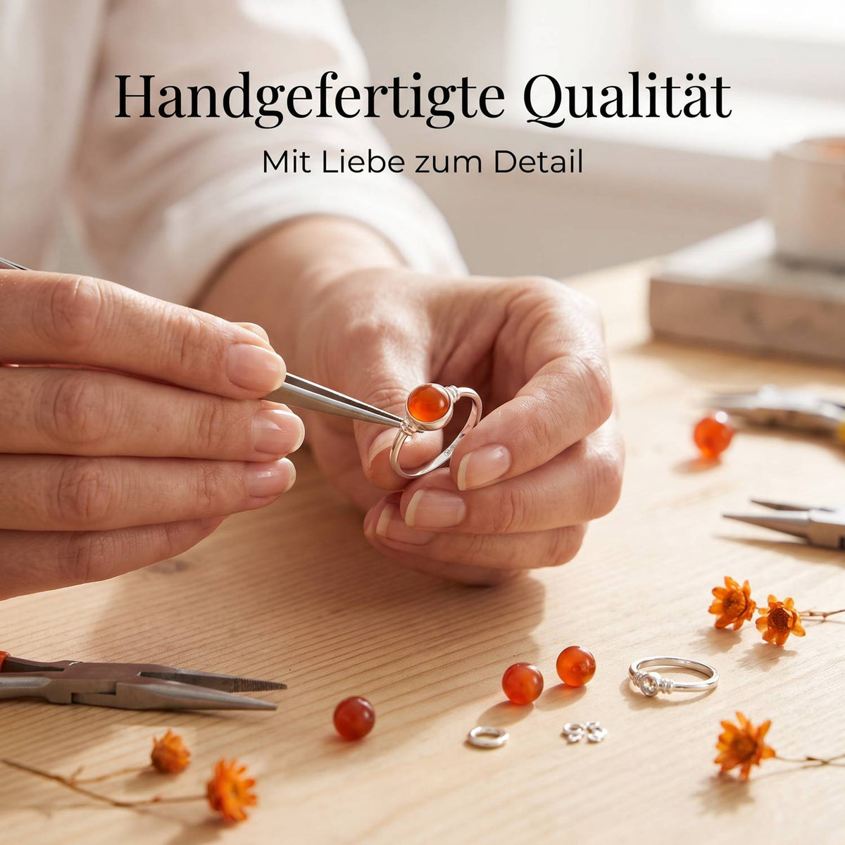 Handgefertigter Silberring mit Karneol bei der Schmuckherstellung