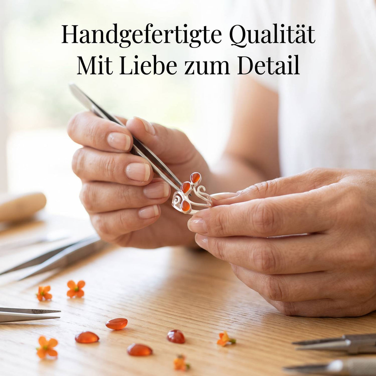 Handgefertigter Silberring mit Karneol bei der Schmuckherstellung