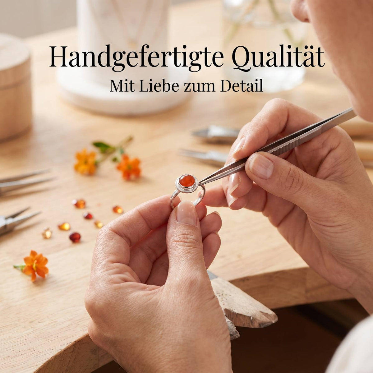 Handgefertigter Silberring mit Karneol bei der Schmuckherstellung