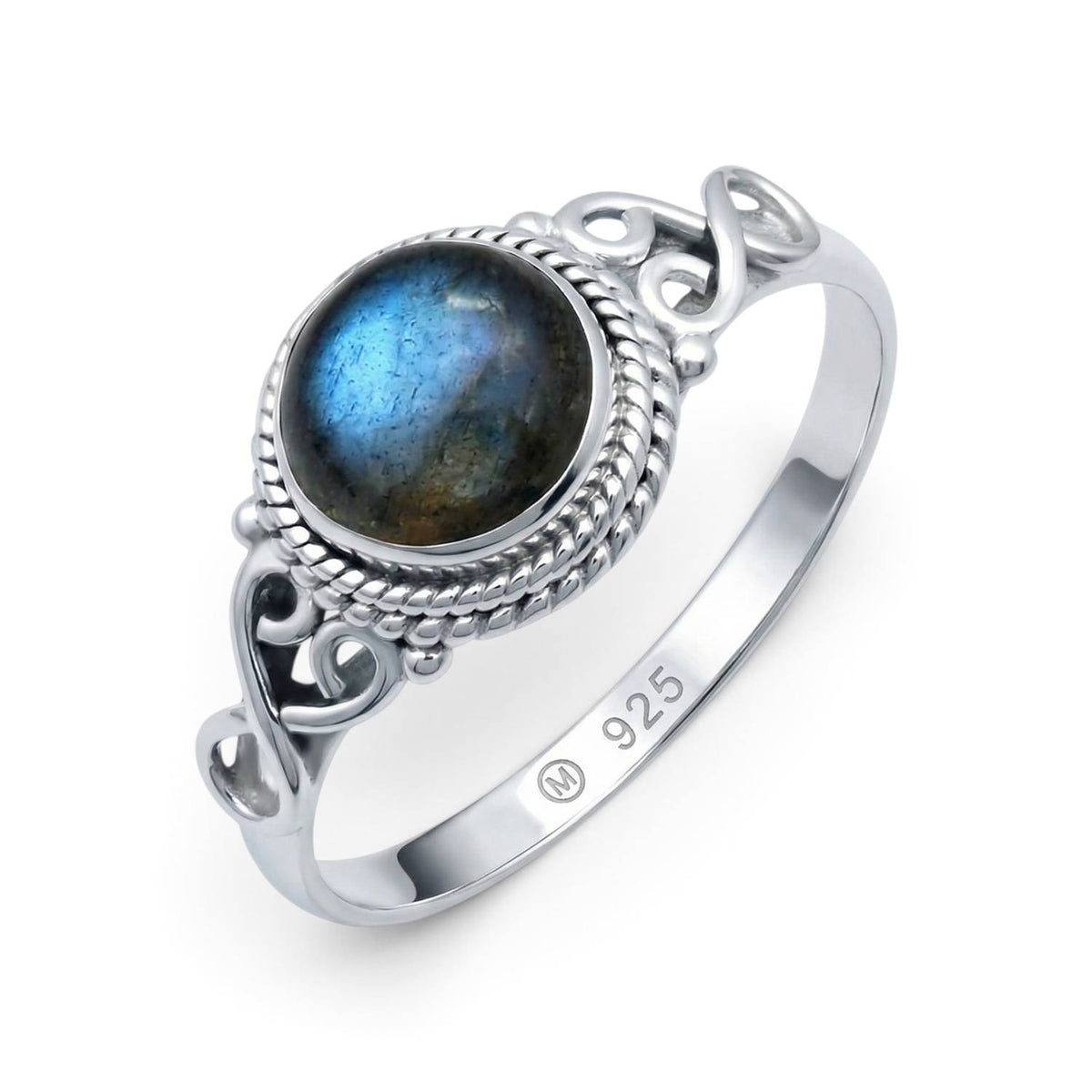 Labradoritring aus Silber auf weißem Hintergrund