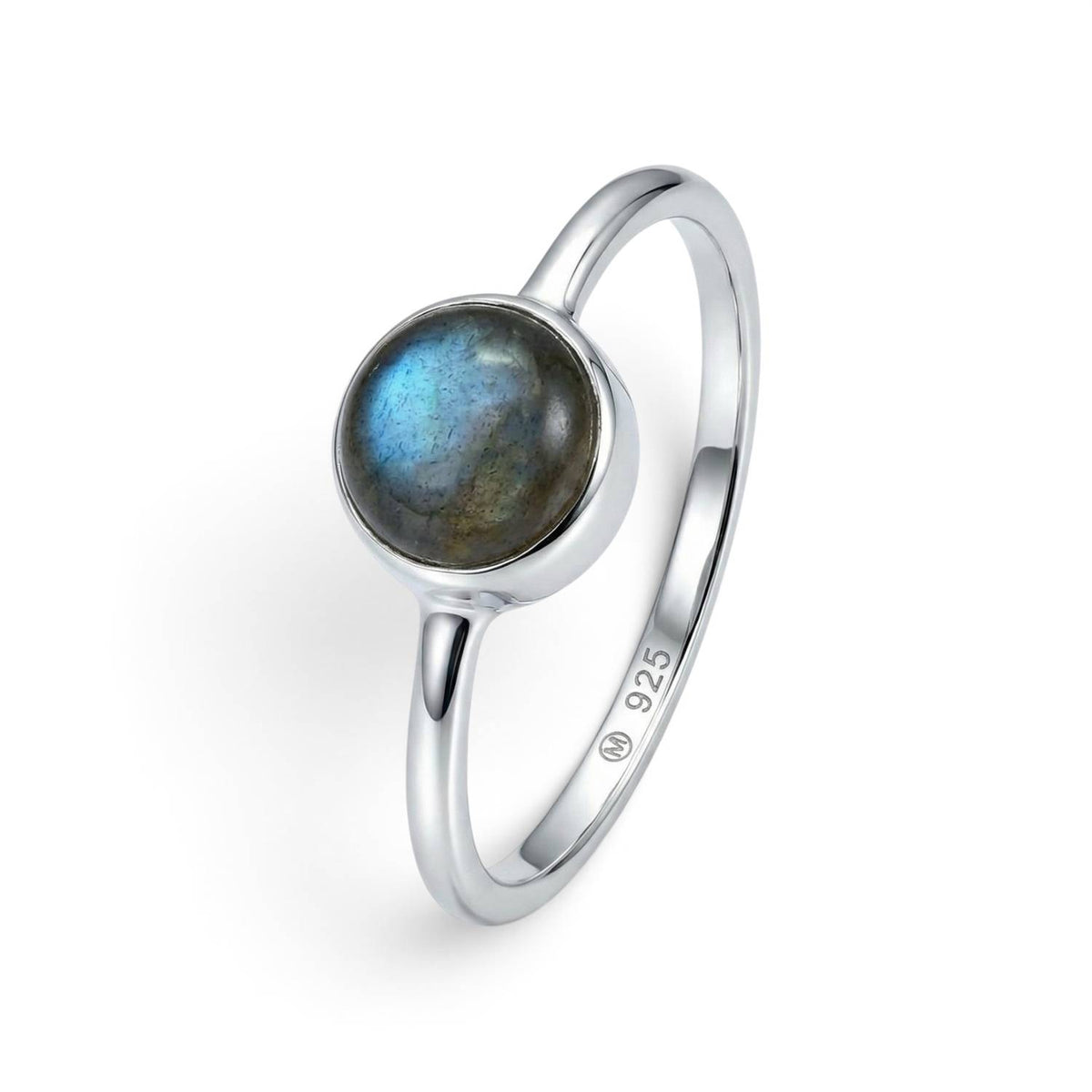 Labradoritring aus Silber auf weißem Hintergrund