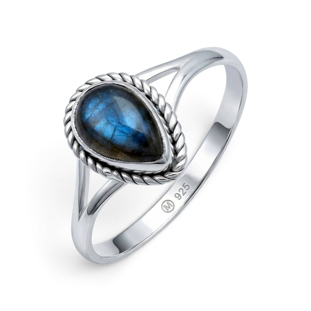 Labradoritring aus Silber auf weißem Hintergrund