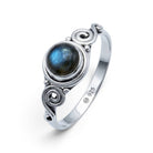 [KI] Labradoritring aus Silber auf weißem Hintergrund