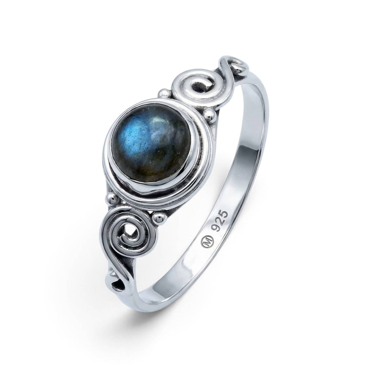 Labradoritring aus Silber auf weißem Hintergrund
