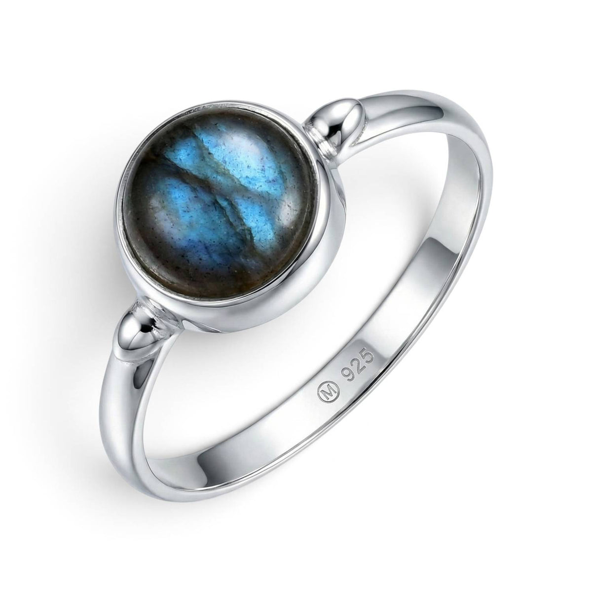 Labradoritring aus Silber auf weißem Hintergrund
