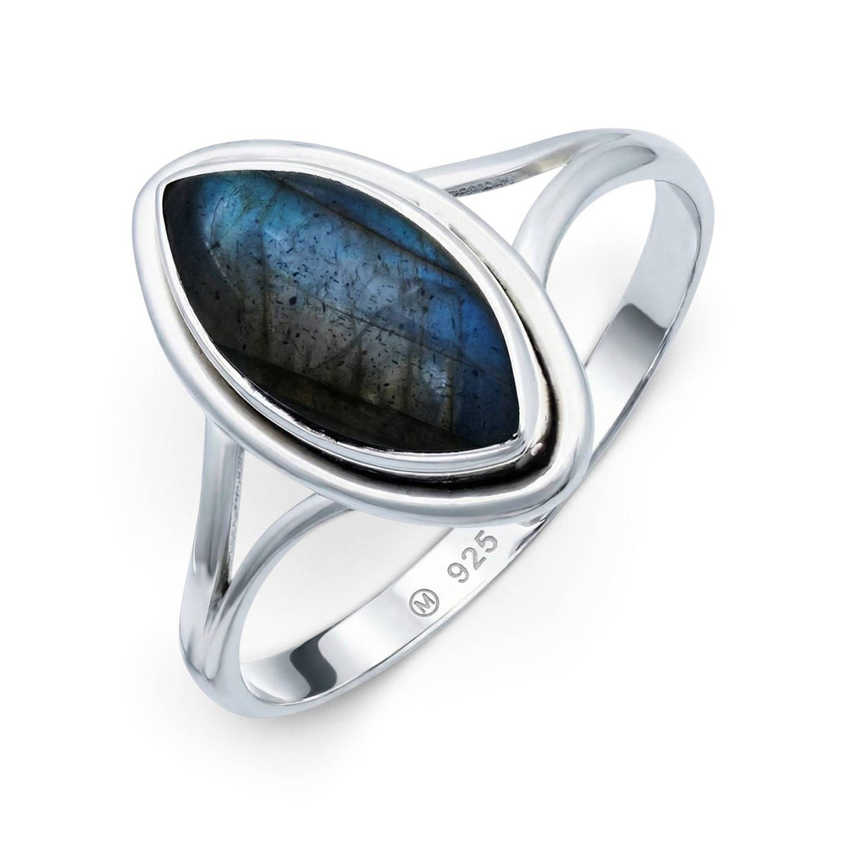 Labradoritring aus Silber auf weißem Hintergrund