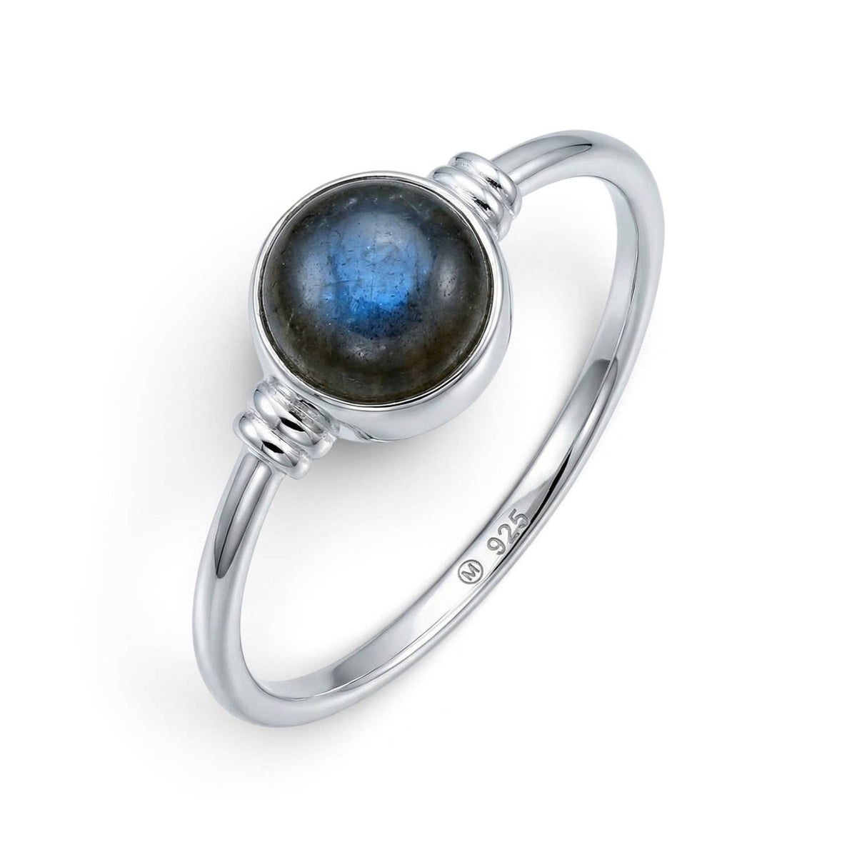 Labradoritring aus Silber auf weißem Hintergrund